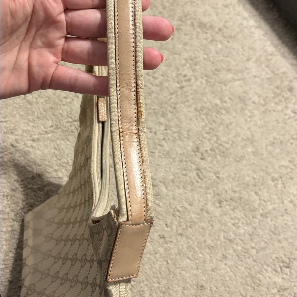 Gucci Beige Monogram Shoulder Bag - Picture 6 of 10